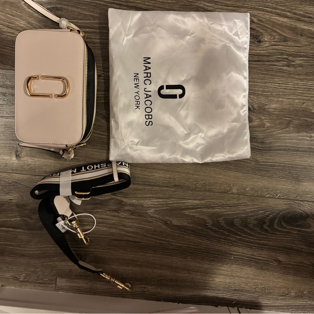 NWT Marc Jacobs the SNAPSHOT Crossbody Bag Black.